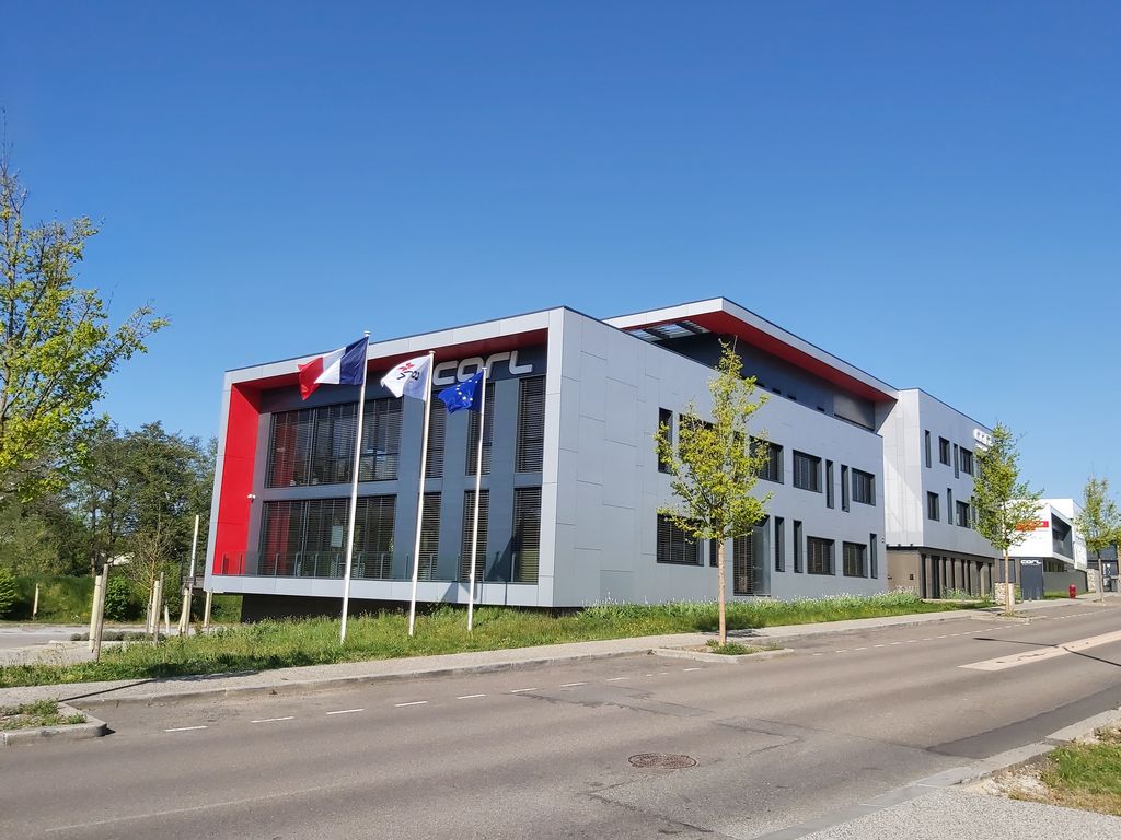 Habillage d'un bâtiment d'activités tertiaires réalisé à Limonest (69).